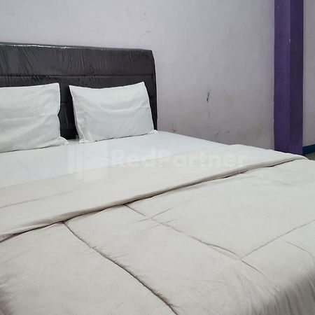 Puspita Homestay Mitra Reddoorz Bekasi Exterior foto