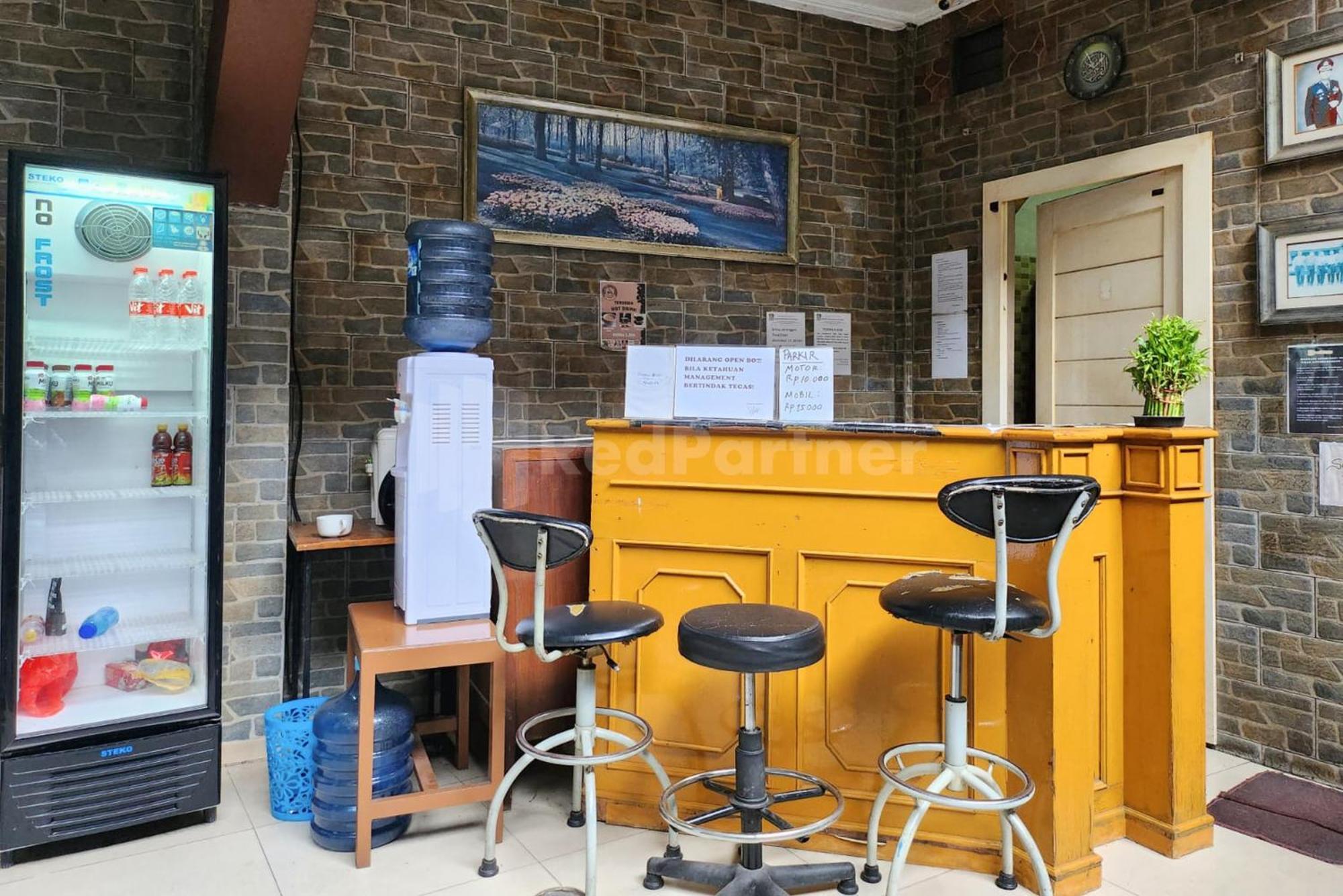Puspita Homestay Mitra Reddoorz Bekasi Exterior foto