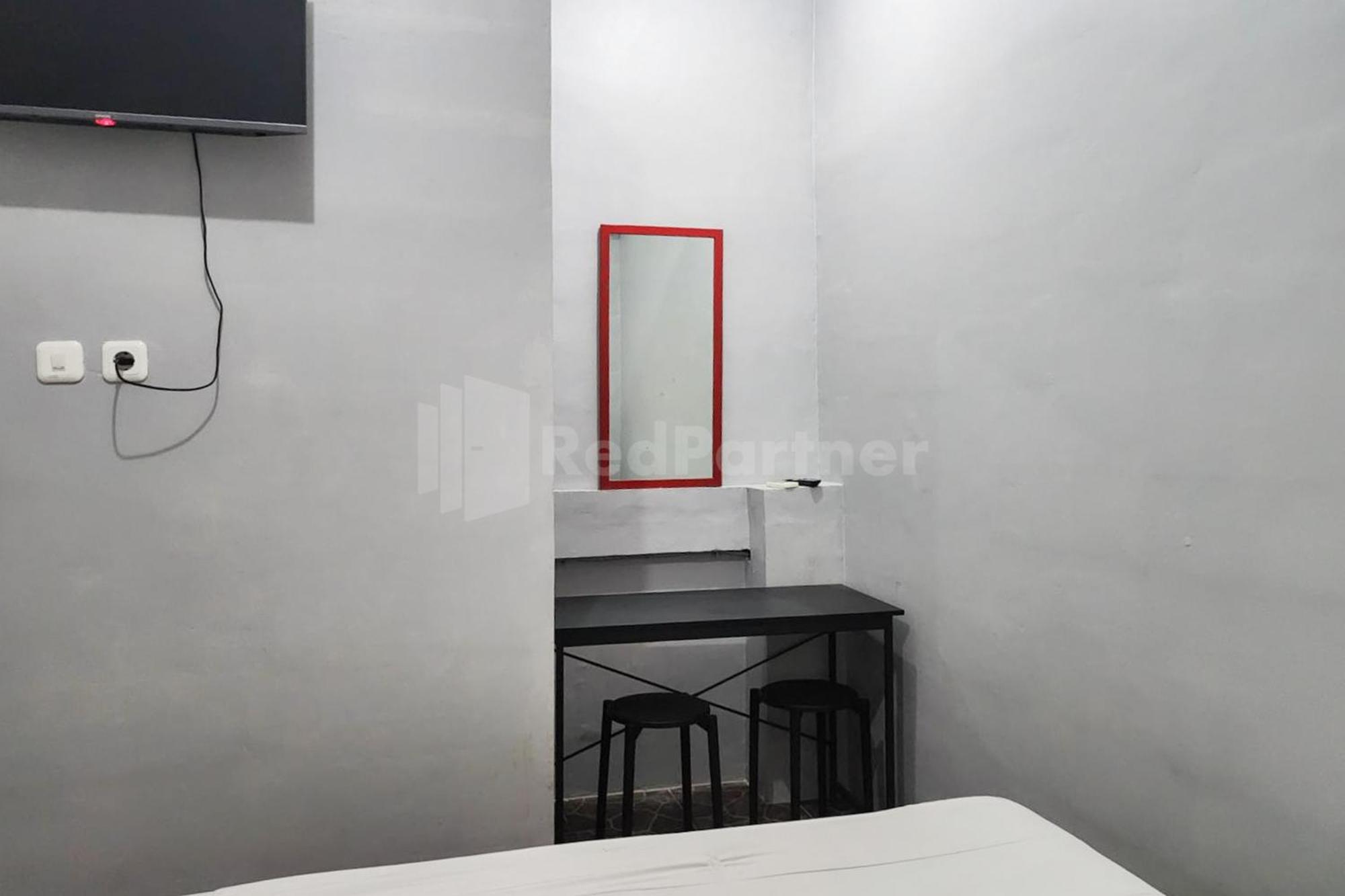 Puspita Homestay Mitra Reddoorz Bekasi Exterior foto