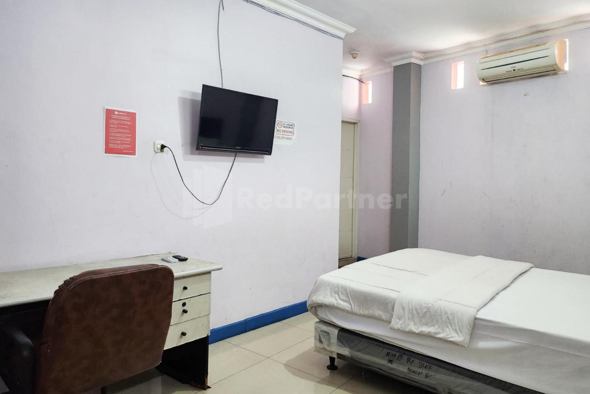 Puspita Homestay Mitra Reddoorz Bekasi Exterior foto
