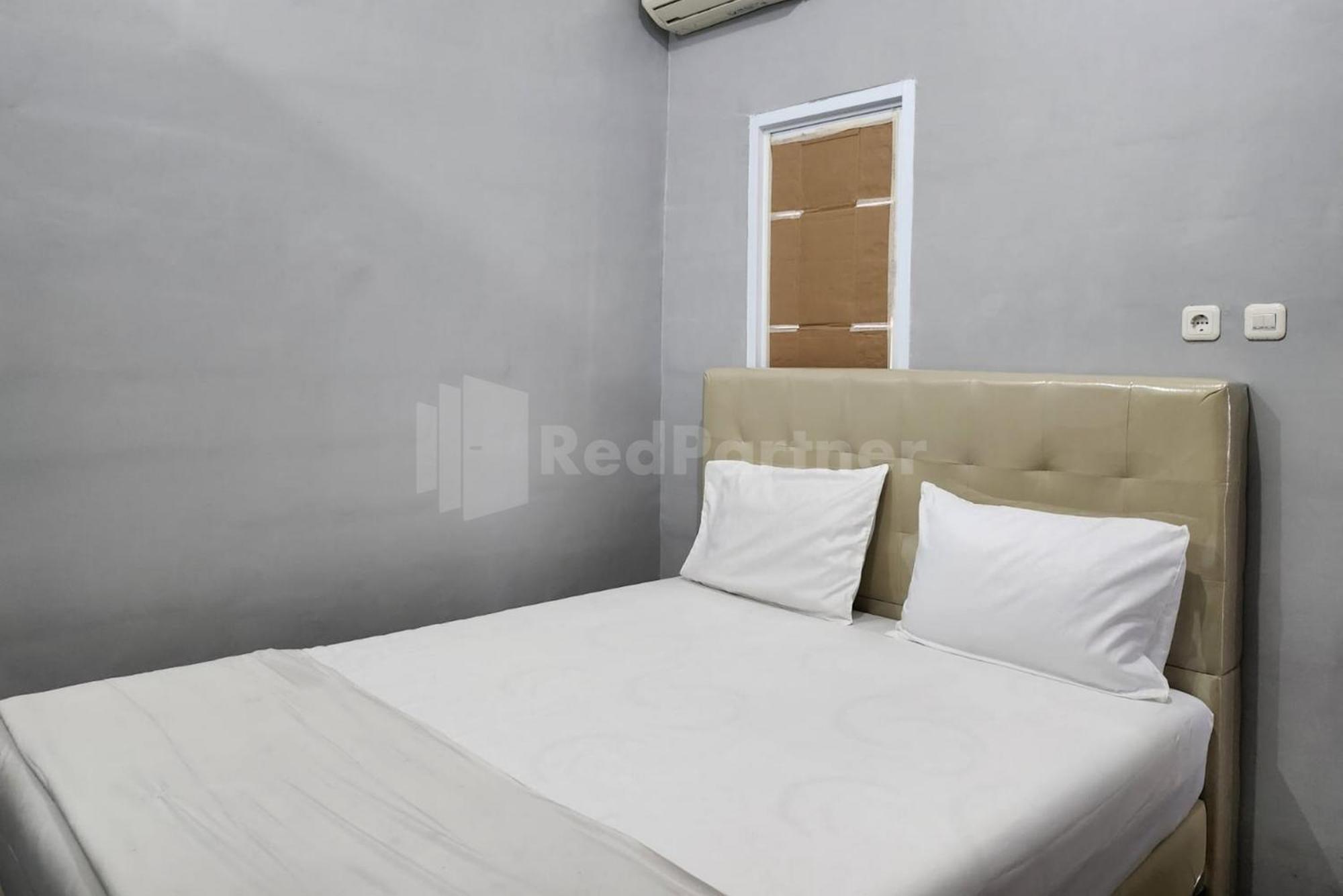 Puspita Homestay Mitra Reddoorz Bekasi Exterior foto