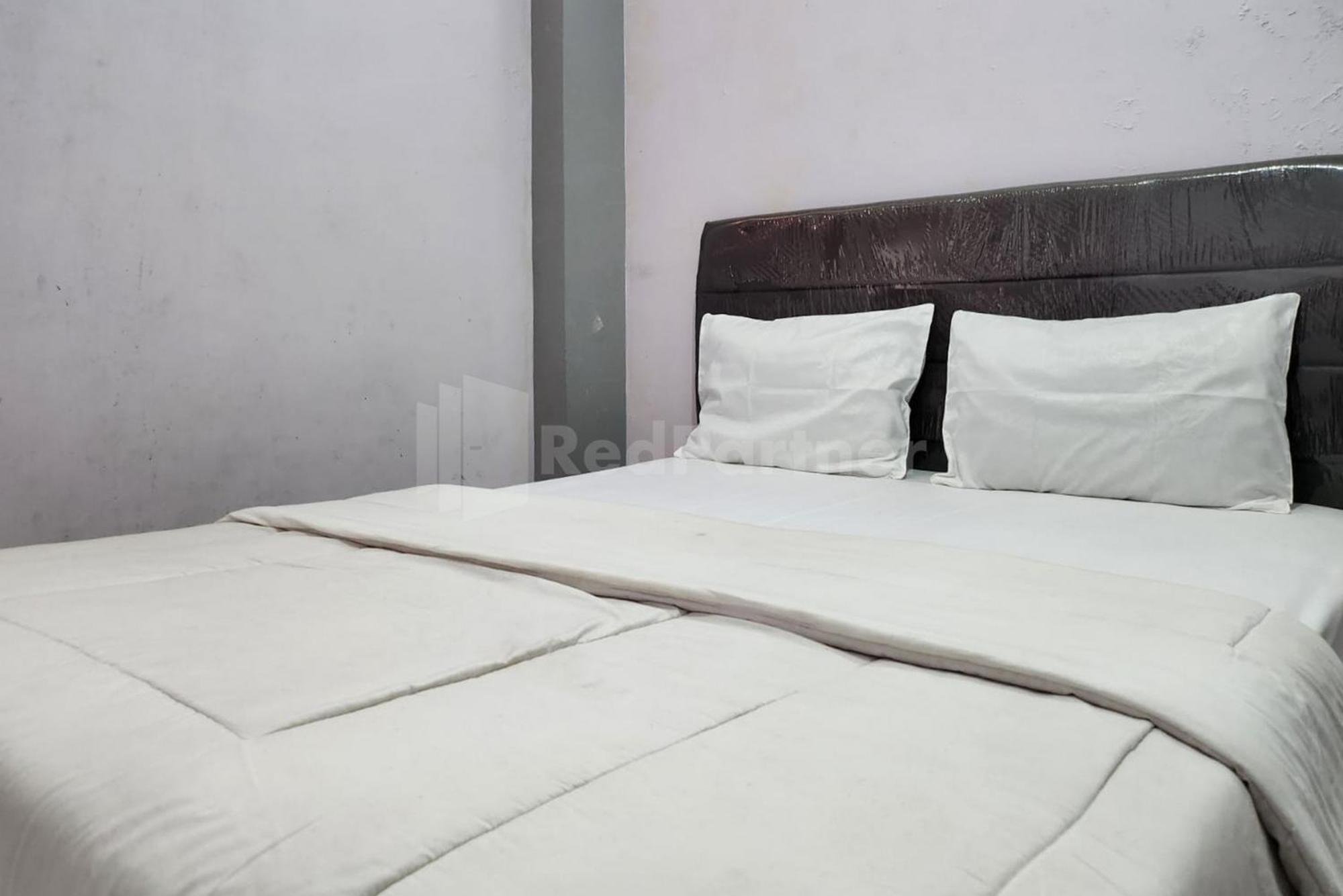 Puspita Homestay Mitra Reddoorz Bekasi Exterior foto