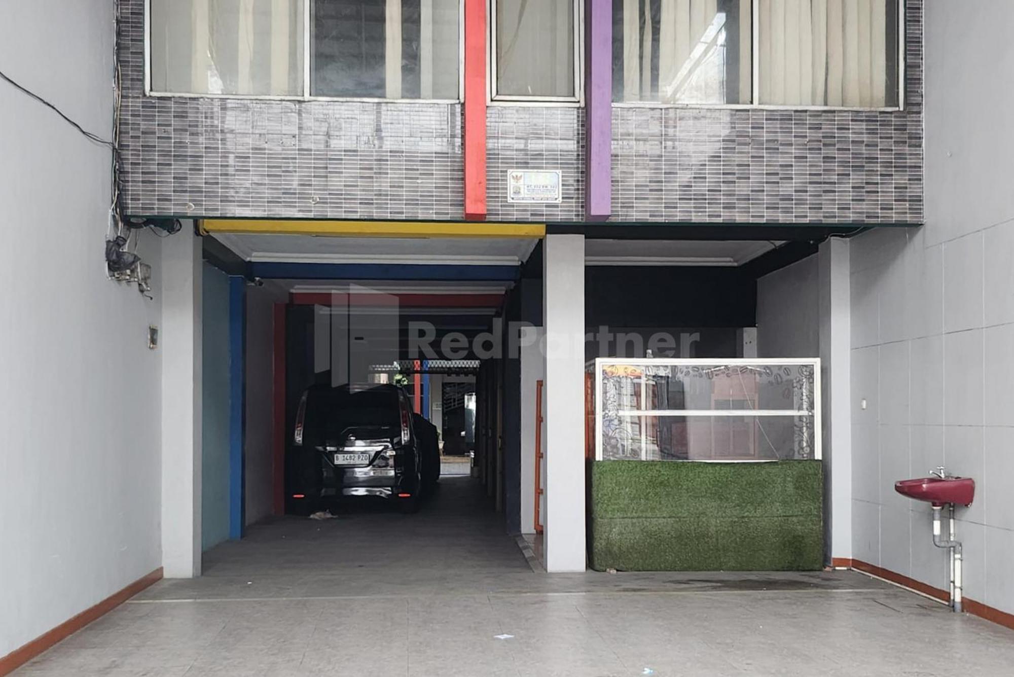 Puspita Homestay Mitra Reddoorz Bekasi Exterior foto