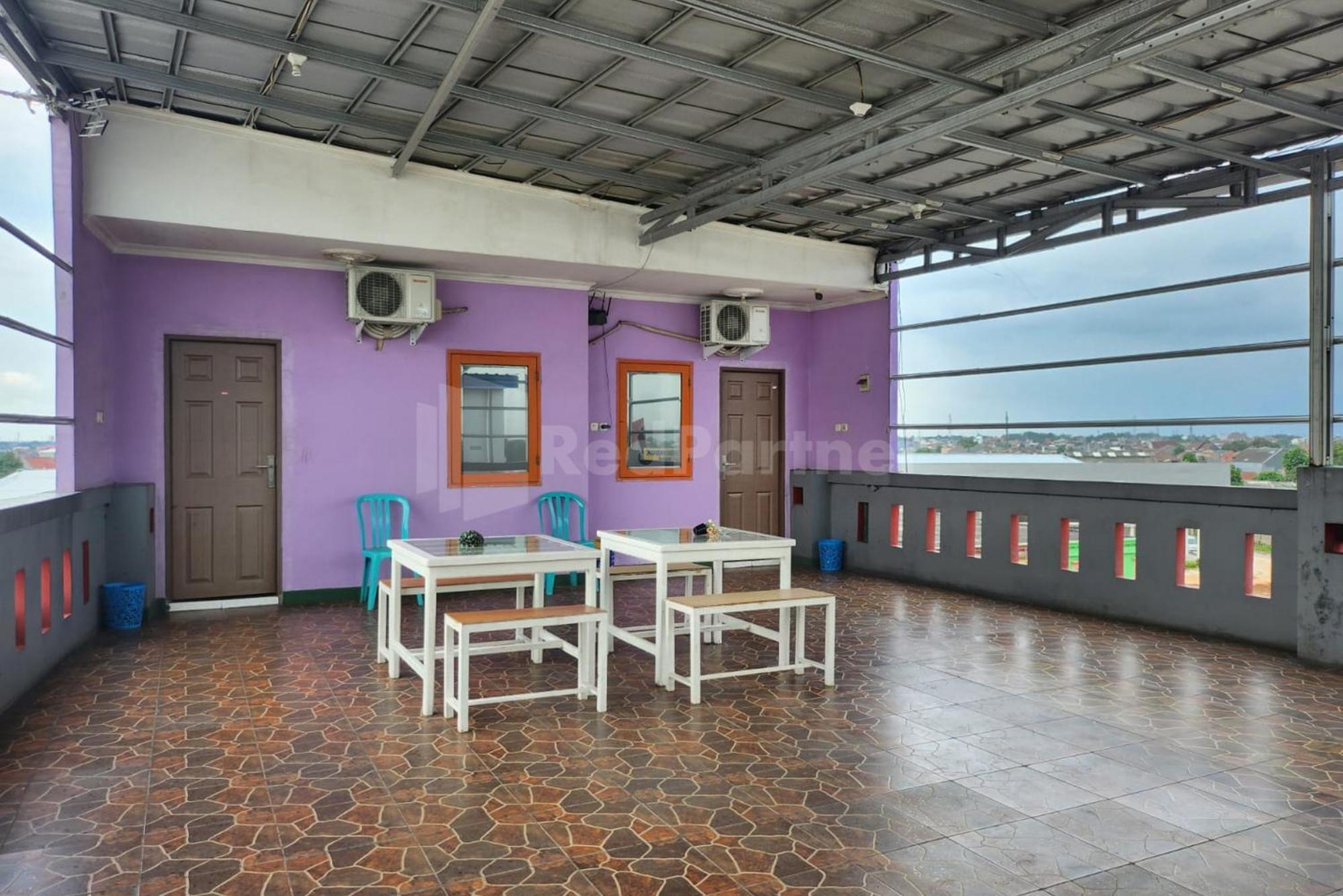 Puspita Homestay Mitra Reddoorz Bekasi Exterior foto