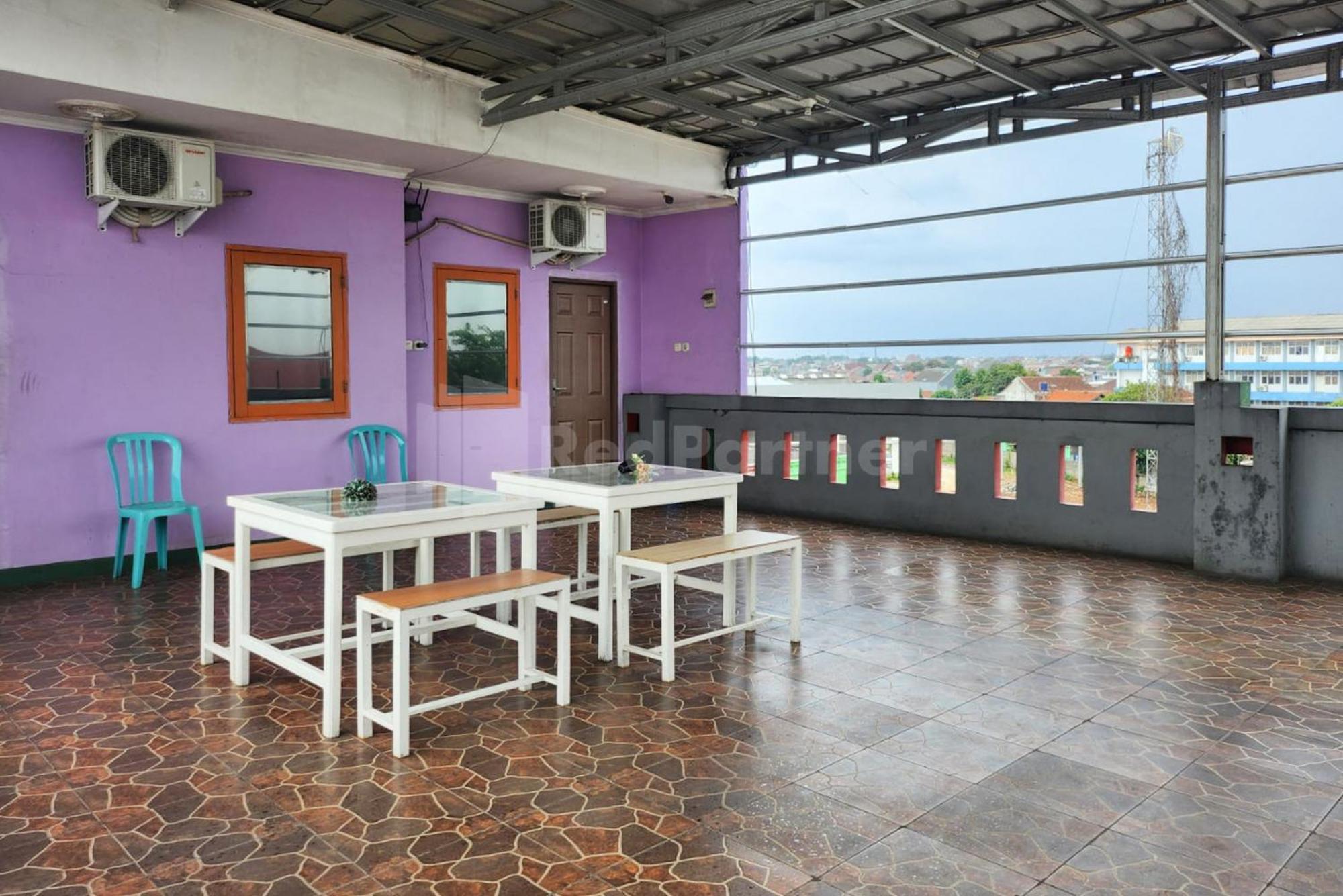 Puspita Homestay Mitra Reddoorz Bekasi Exterior foto
