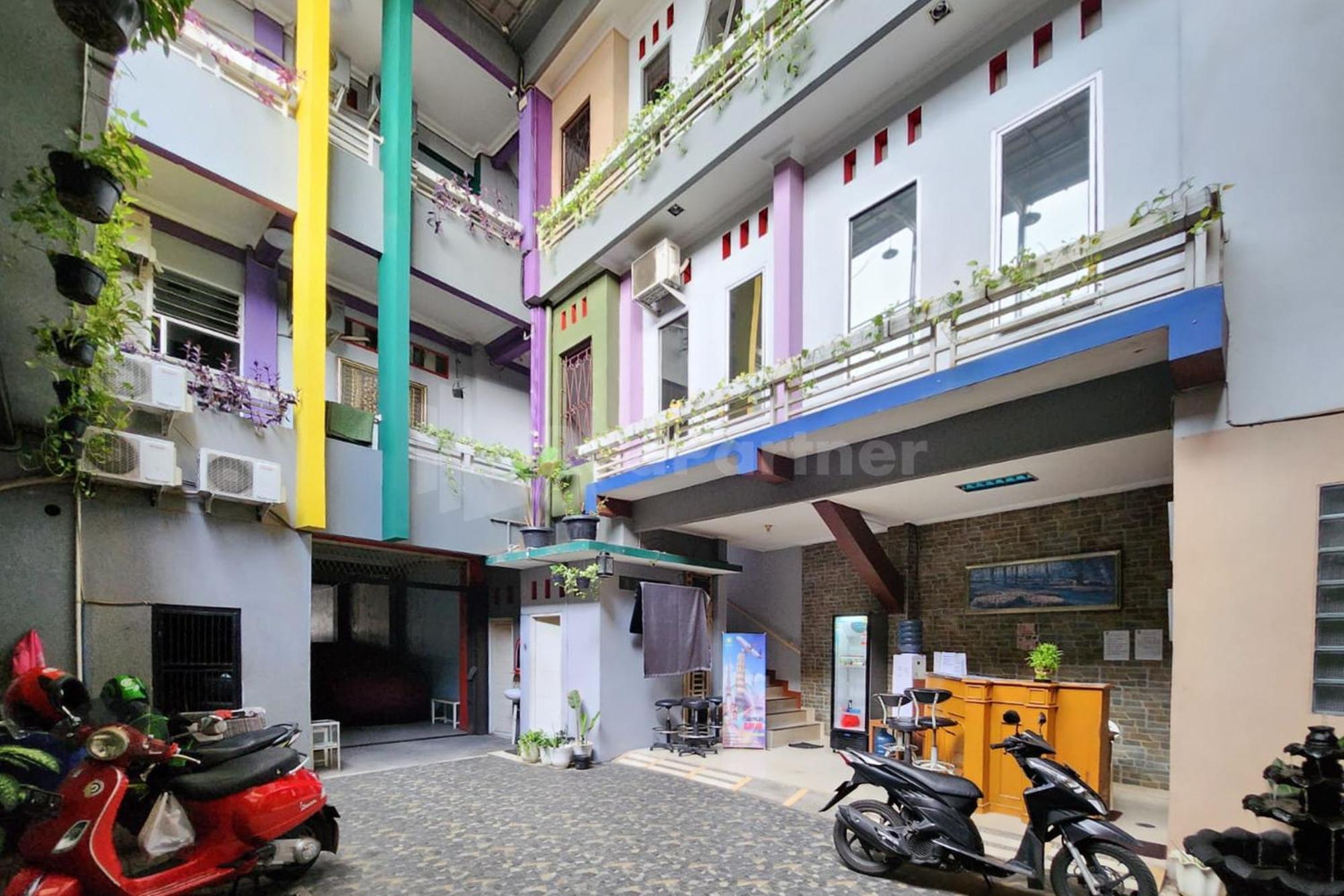 Puspita Homestay Mitra Reddoorz Bekasi Exterior foto