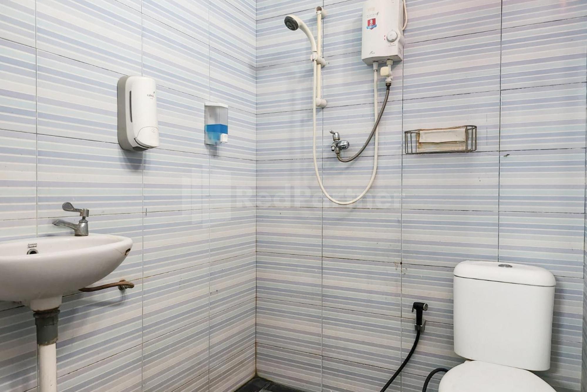 Puspita Homestay Mitra Reddoorz Bekasi Exterior foto
