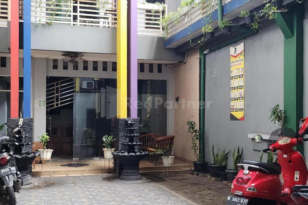 Puspita Homestay Mitra Reddoorz Bekasi Exterior foto